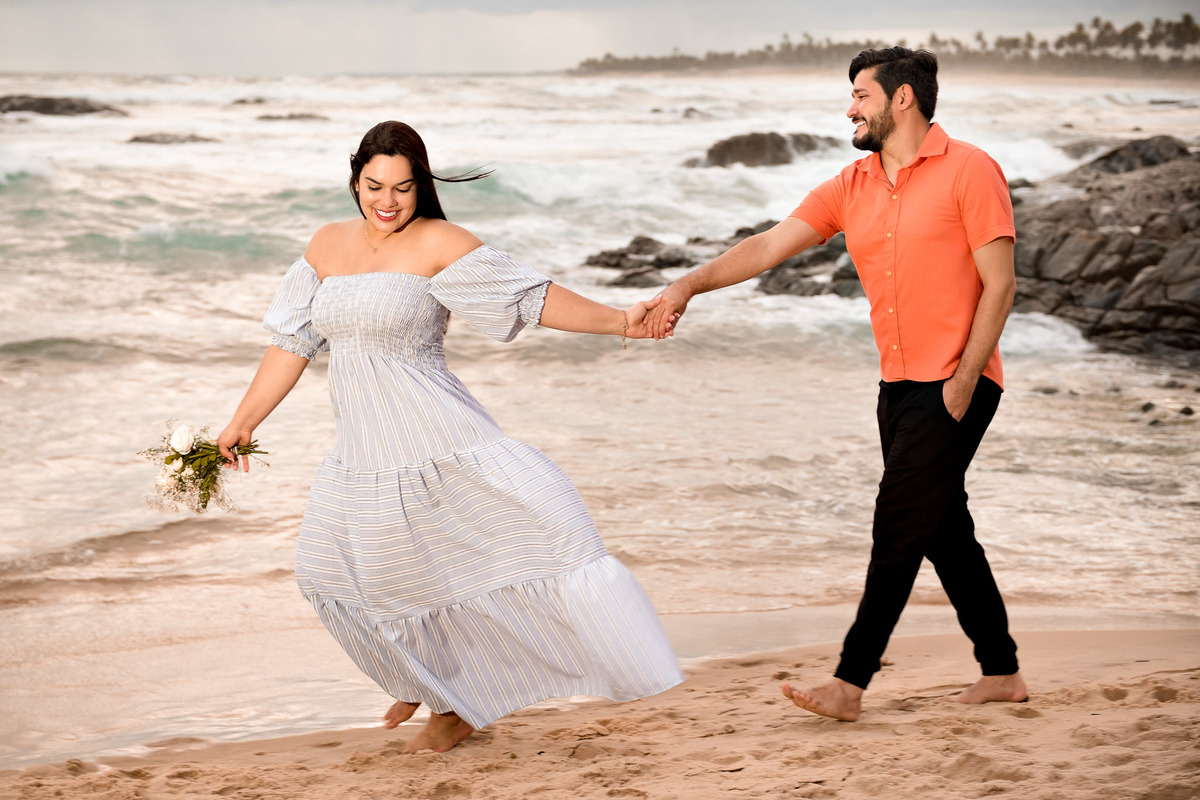 casal caminhando na praia em ensiao fotográfico na Bahia