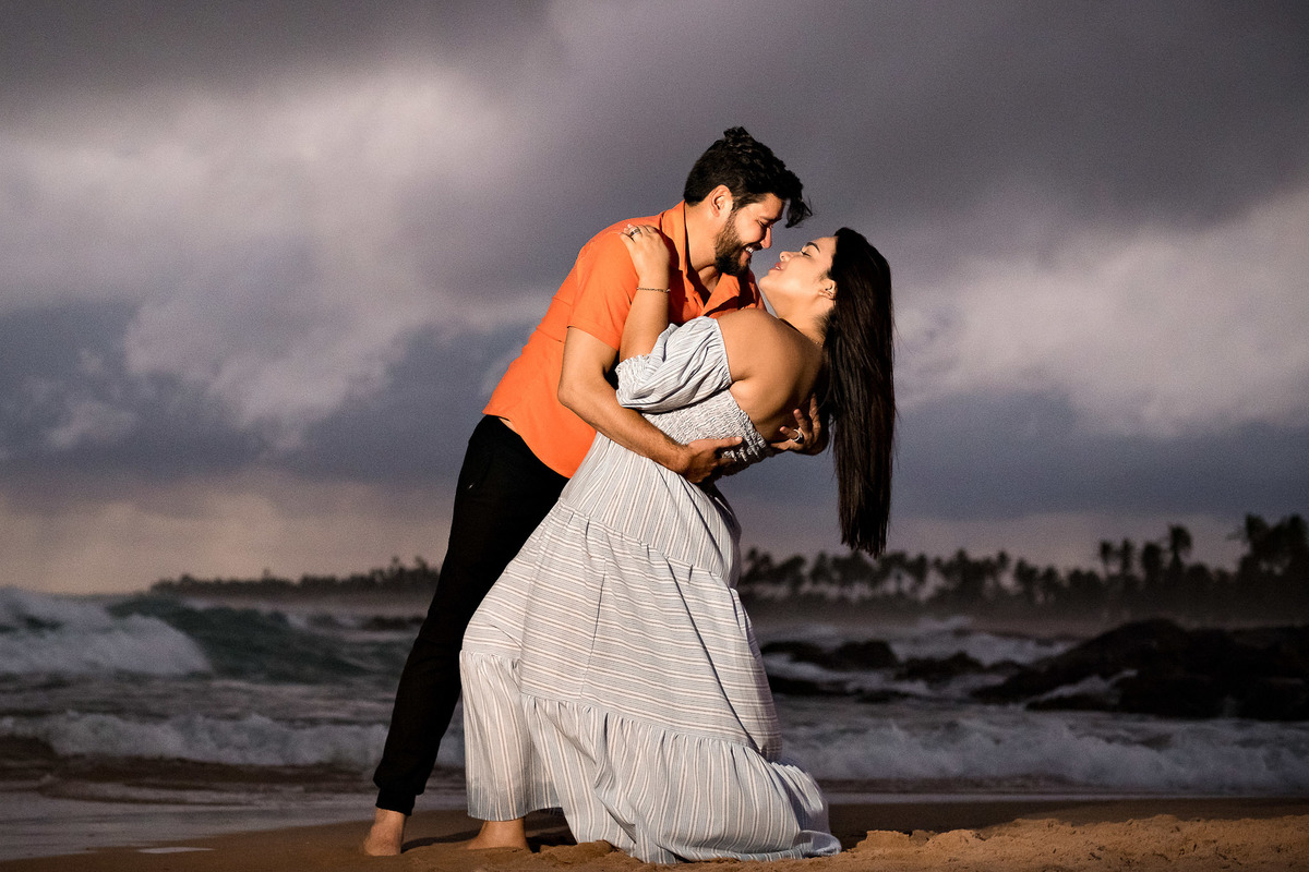 Foto clássica e romântica de casal na praia do costa do sauipe Bahia em ensaio