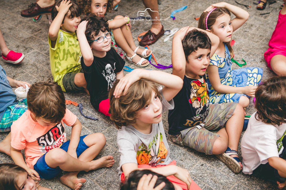 fotografia aniversário aniversariante e amigos brincando sentados