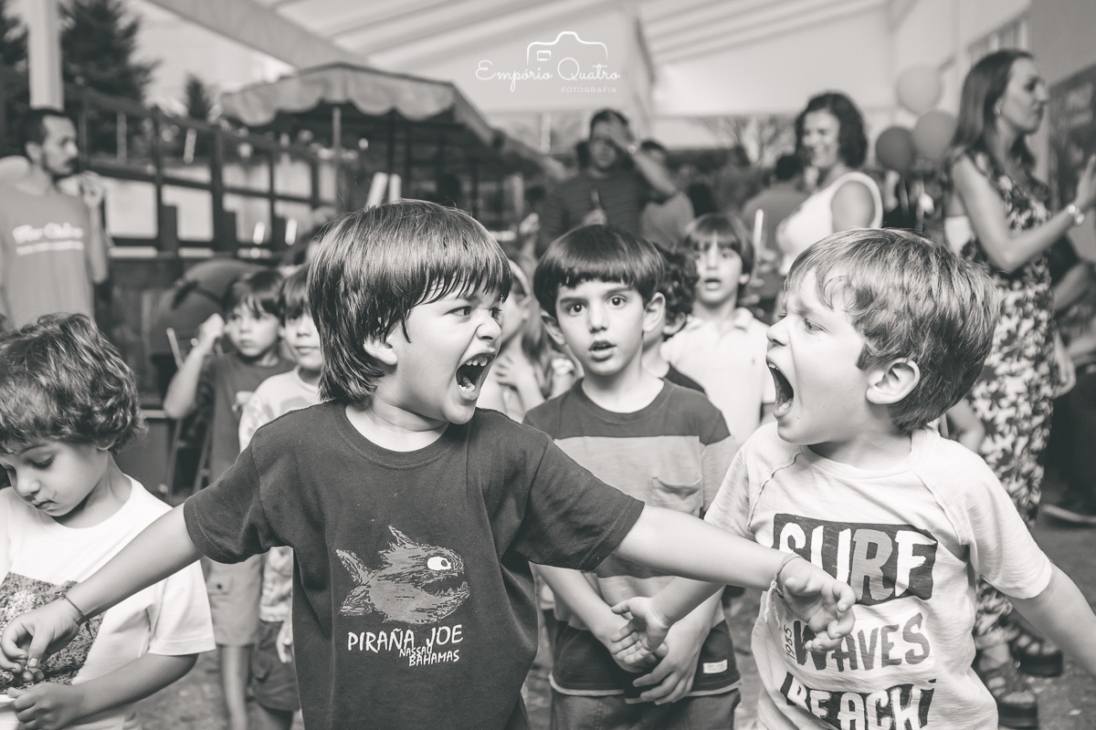 fotografia aniversário aniversariante e amigos se divertindo em preto e branco