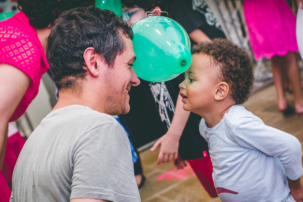 fotografia aniversário convidados brincando durante a festa