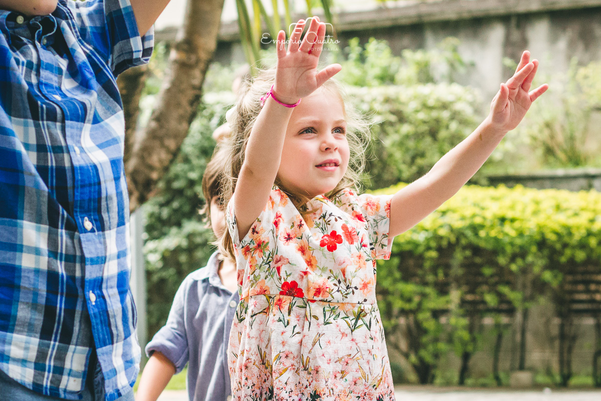 fotografia aniversário amiga do aniversariante brincando