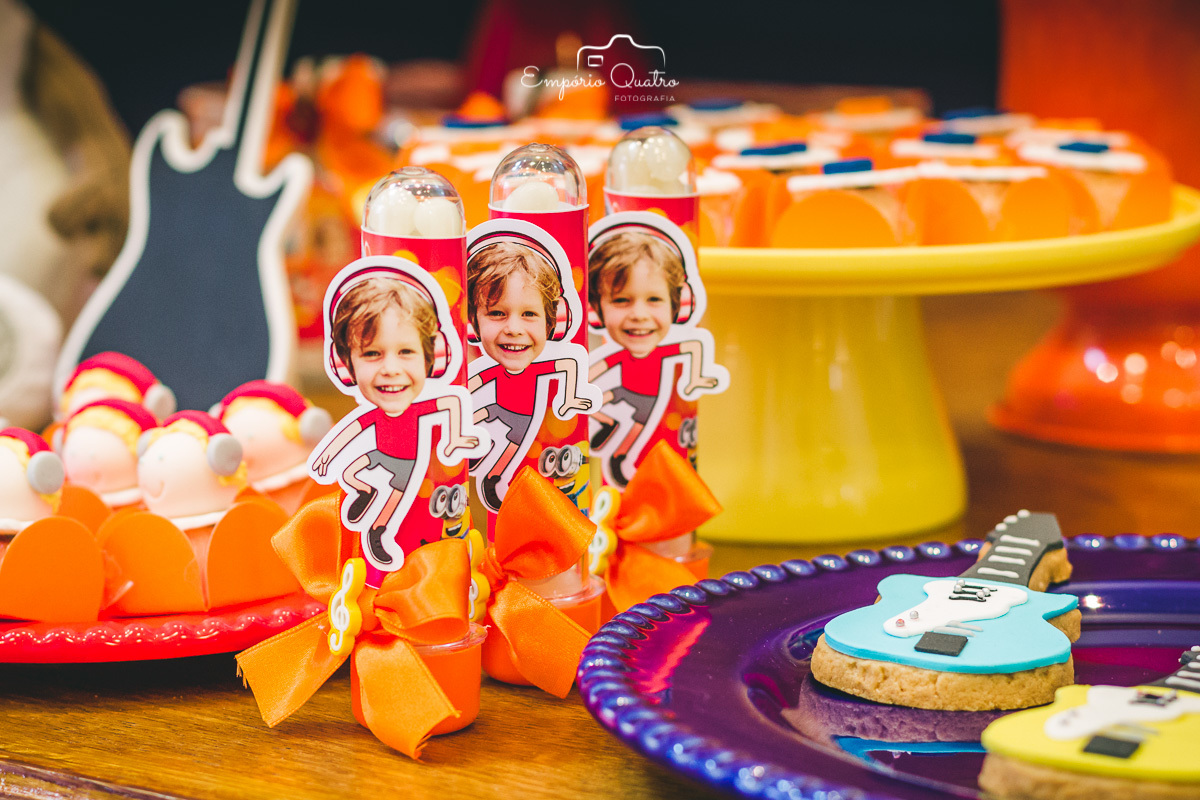 fotografia aniversário mesa do bolo decorada no tema dj