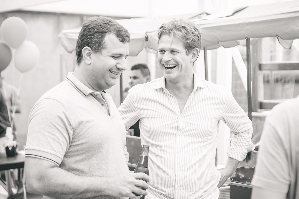 fotografia aniversário  pai do aniversariante conversando com convidado em preto e branco