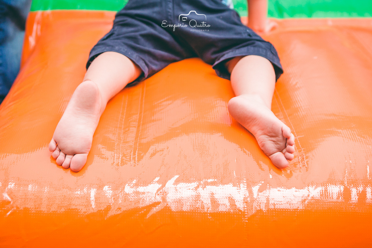 fotografia aniversário aniversariante subindo em brinquedo