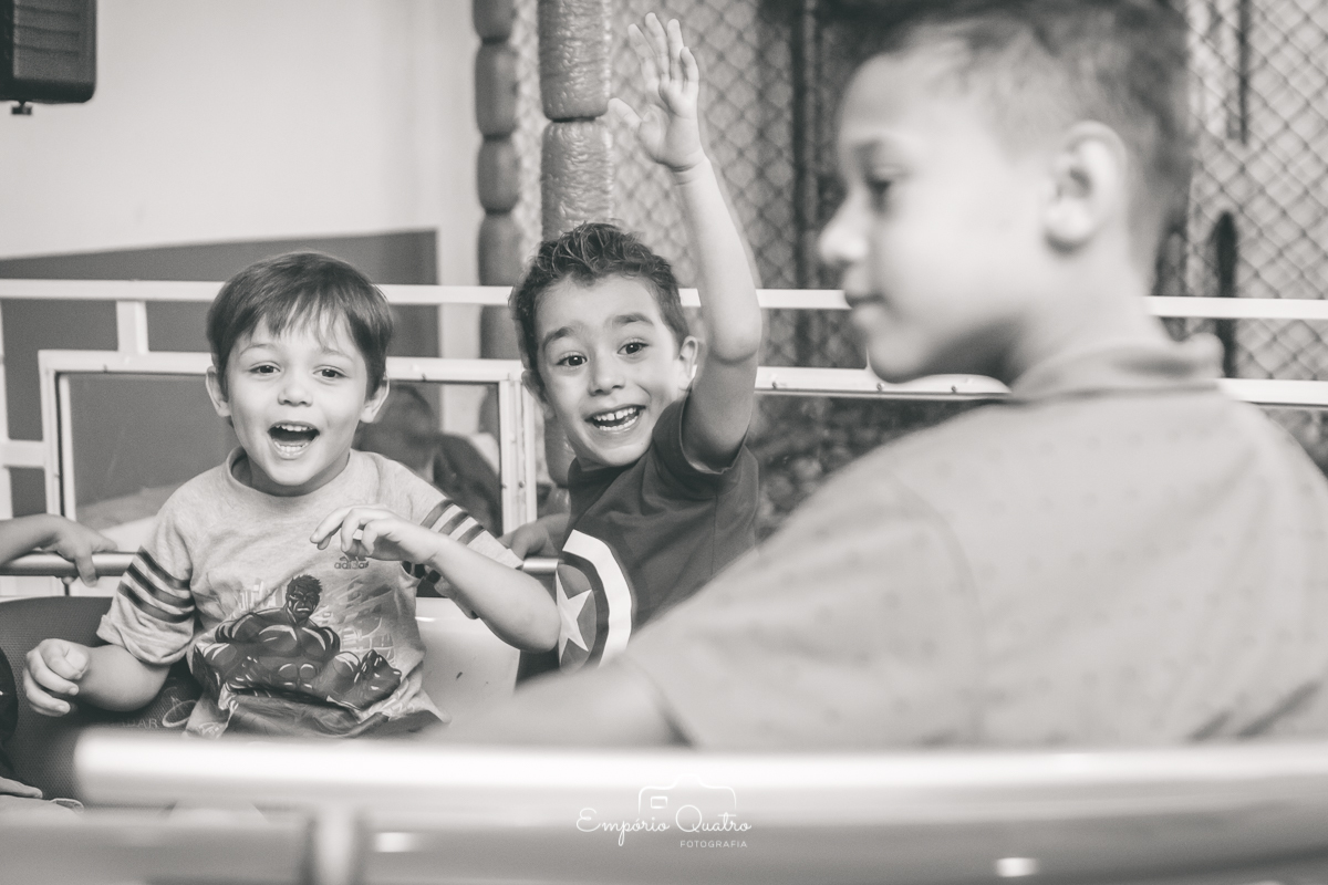 fotografia aniversário aniversariante brincando com os amigos no la bamba