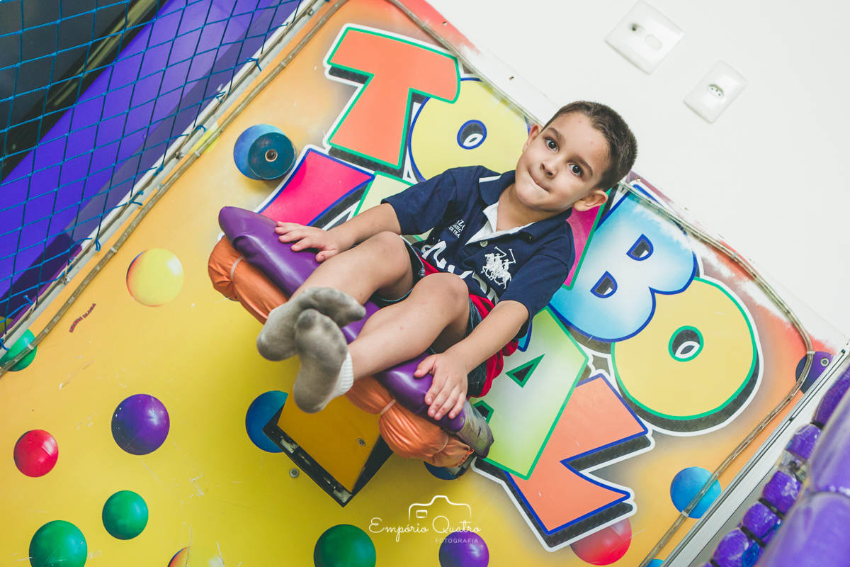 fotografia aniversário criança brincando no tombo-legal