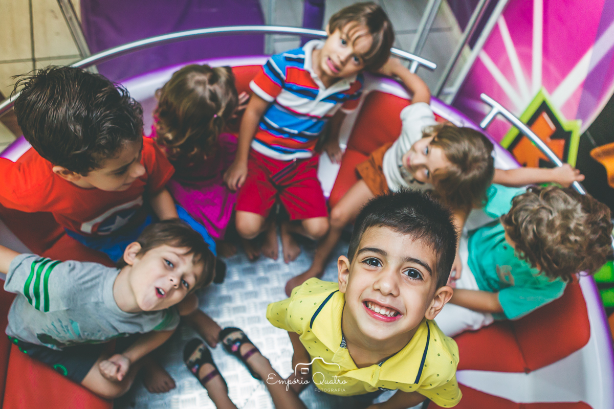 fotografia aniversário aniversariante e seus amigos brincando no la bamba