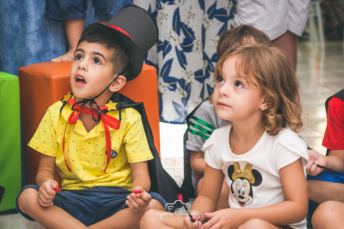 fotografia aniversário aniversariante com chapéu de mágico da decoração no tema circo