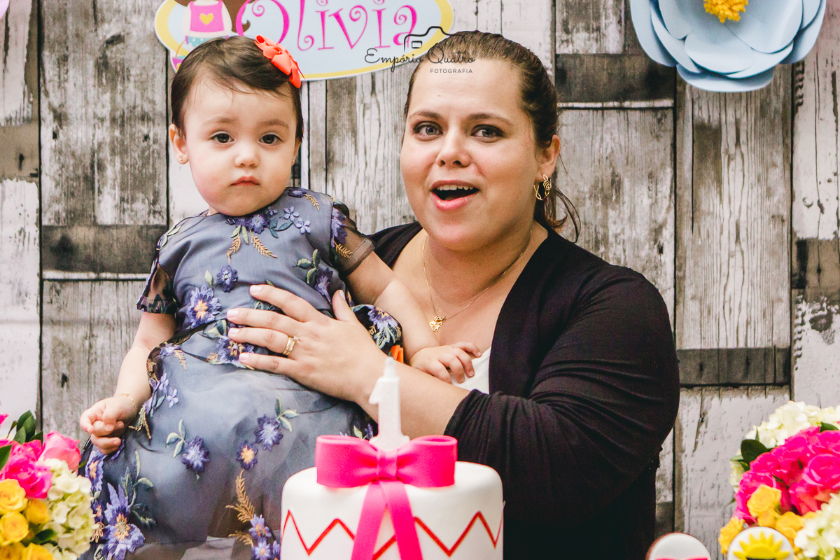 fotografia aniversário aniversariante com convidada na mesa do bolo com decoração no tema praia