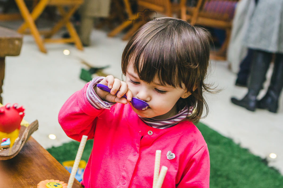 fotografia aniversário criança comendo  docinhos