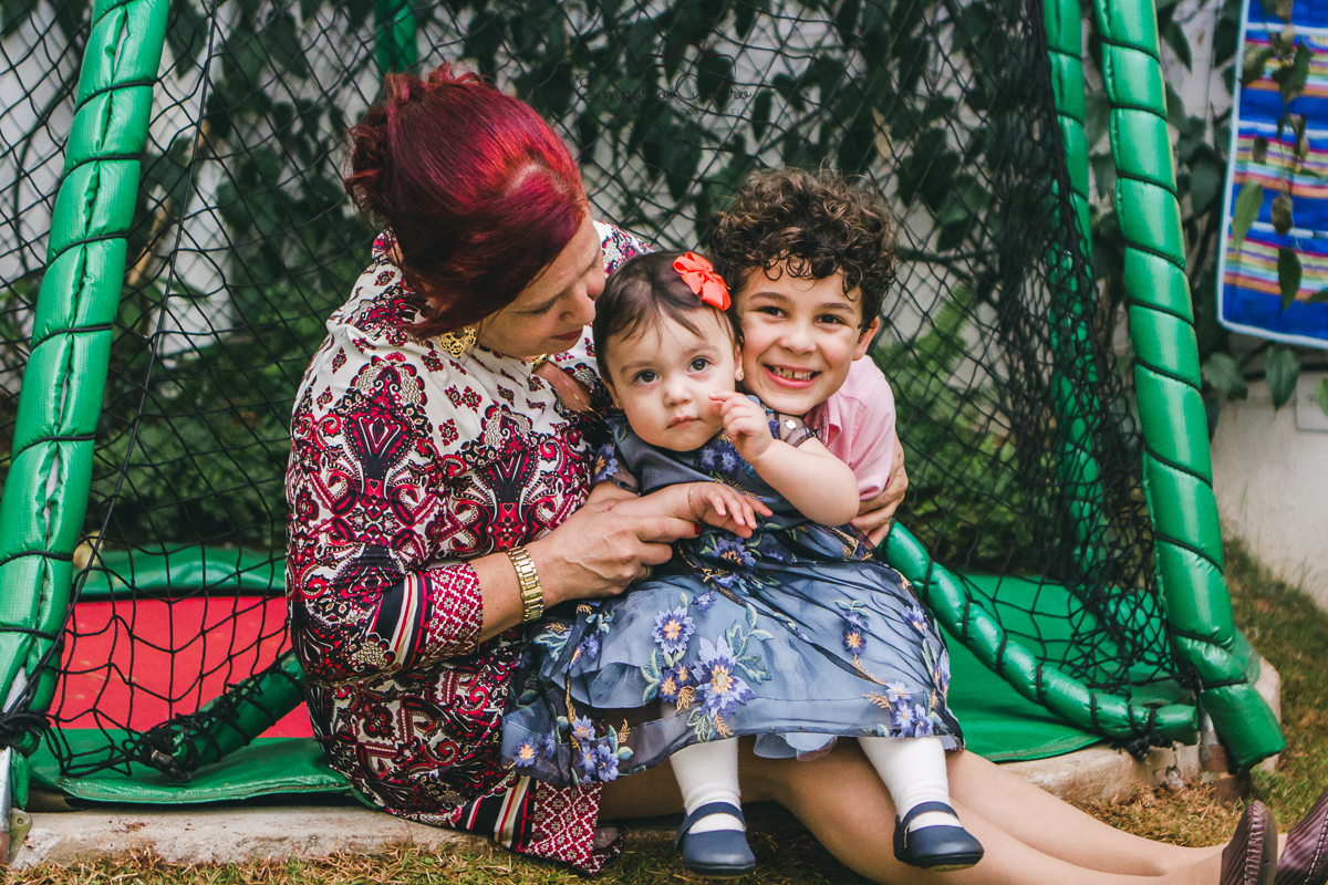 fotografia aniversário aniversariante brincando com convidados