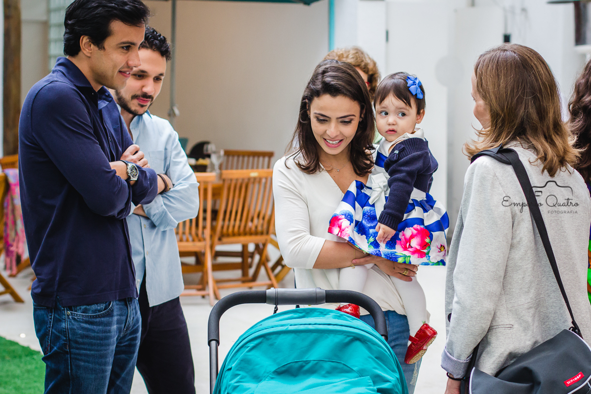 fotografia aniversário aniversariante no colo da mãe brincando com os convidados