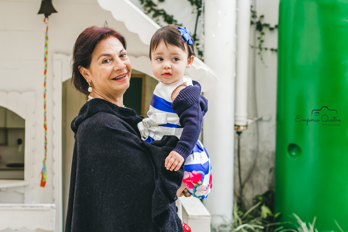 fotografia aniversário aniversariante no colo da avó