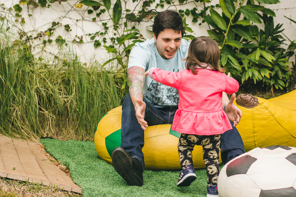 fotografia aniversário criança correndo brincando em área externa