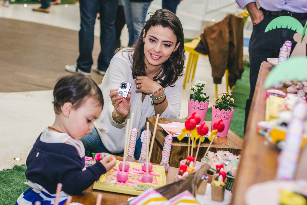 fotografia aniversário aniversariante brincando com a mãe