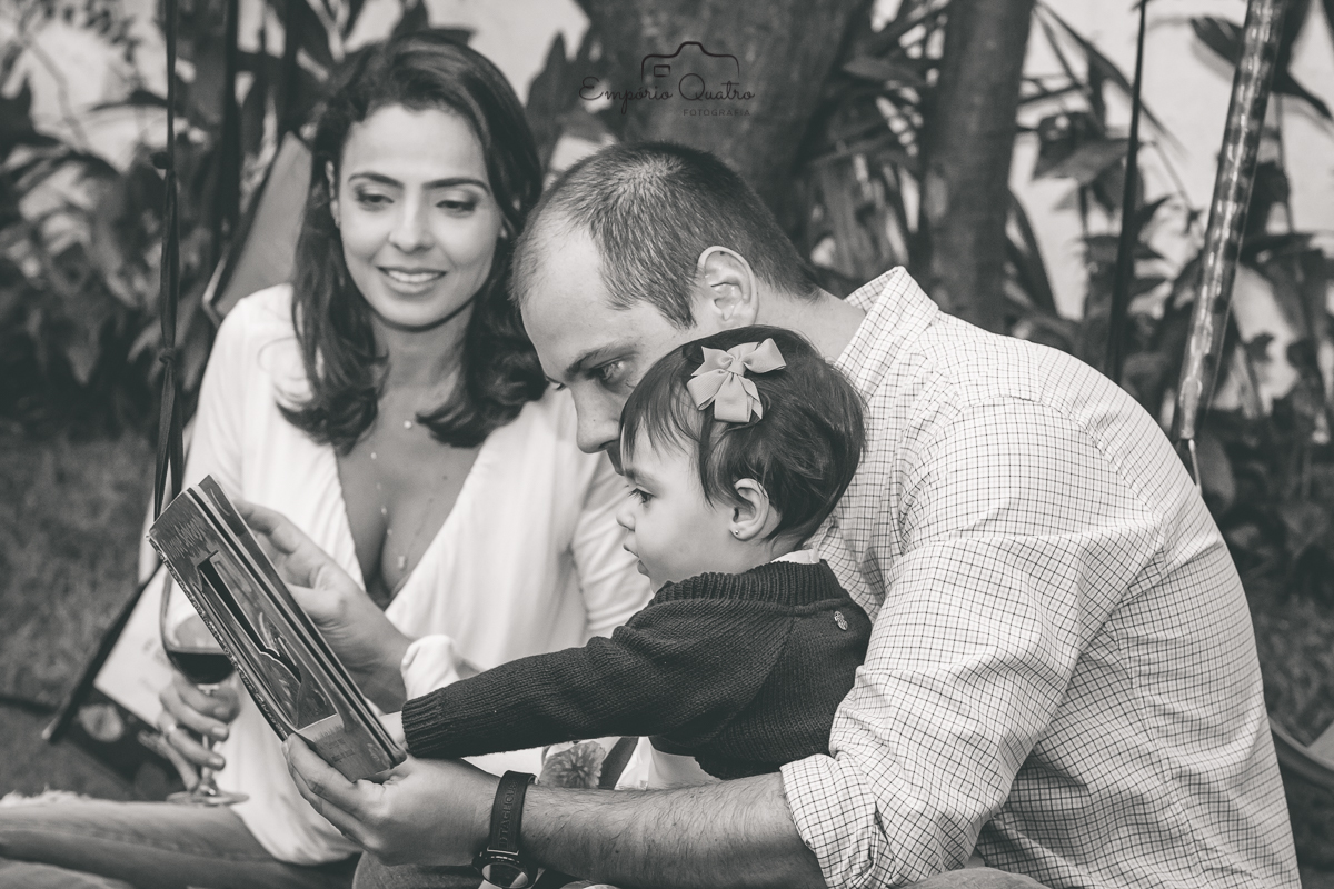 fotografia aniversário pai e mãe lendo histórias para a aniversariante em preto e branco