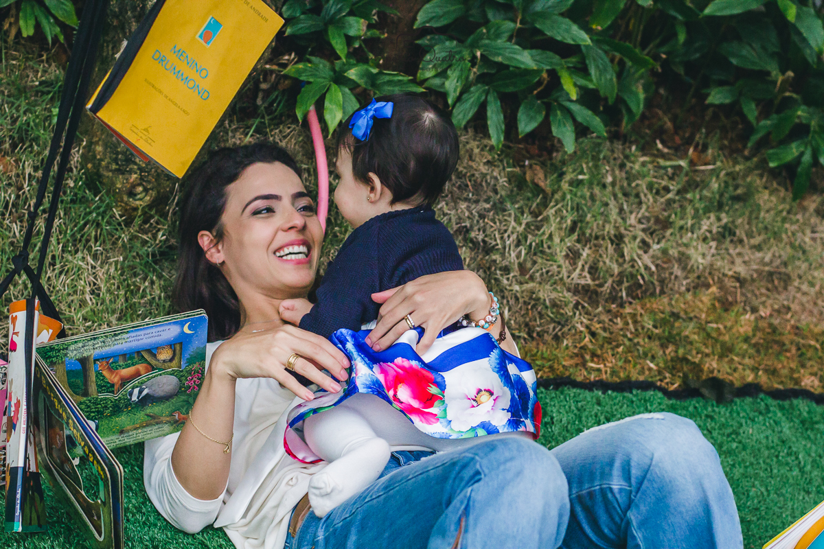 fotografia aniversário aniversariante brincando no colo da mãe