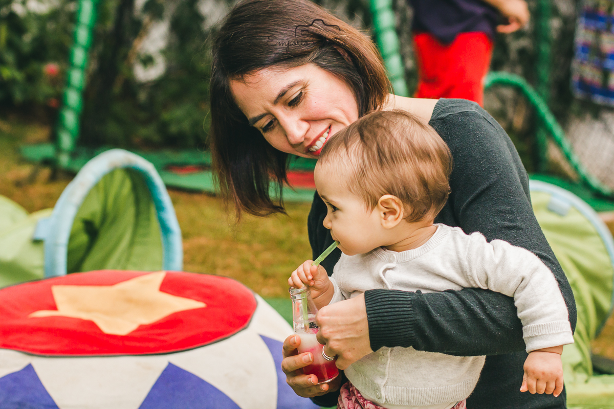 fotografia aniversário convidada tomando suco no colo