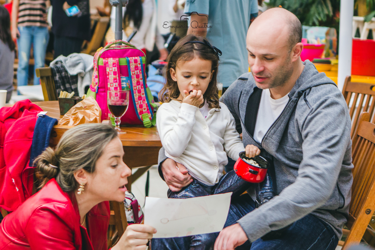 fotografia aniversário criança brincando com os pais durante a festa