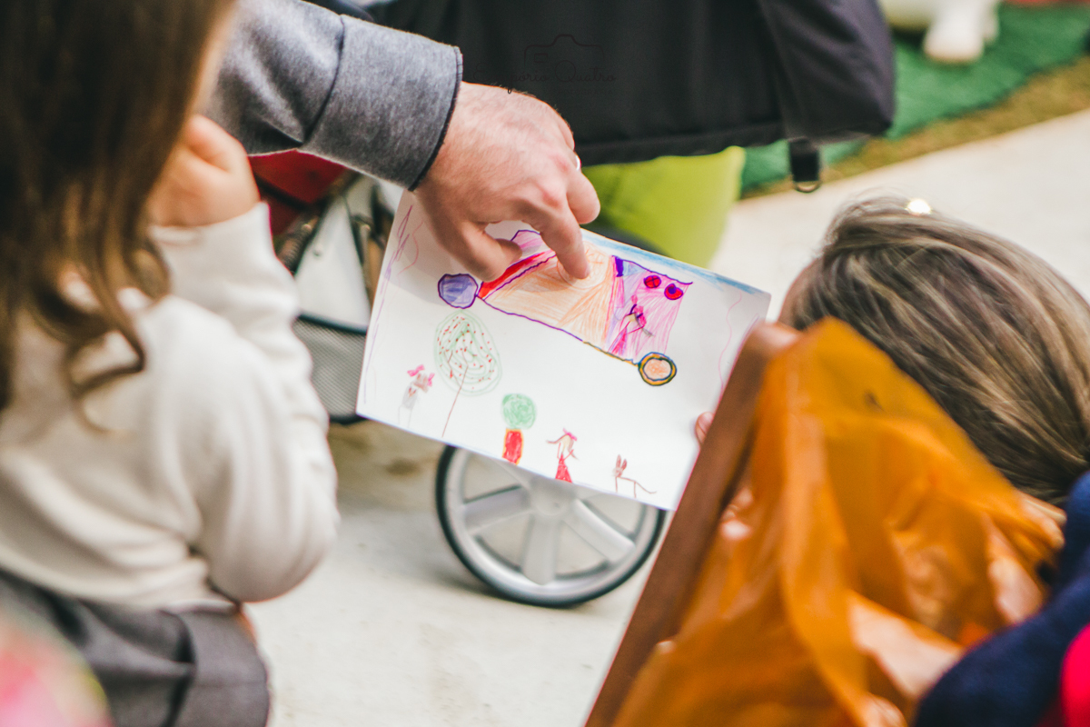 fotografia aniversário criança mostrando  desenho