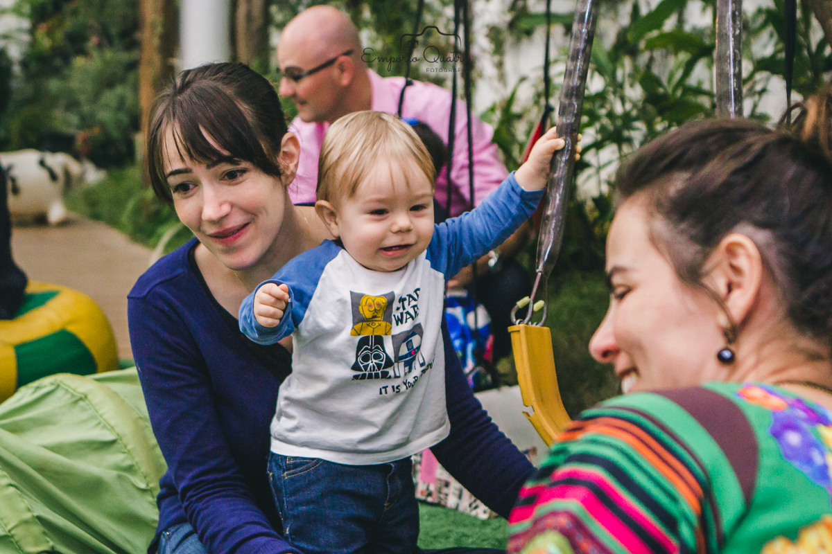 fotografia aniversário  criança e convidados brincando na área externa