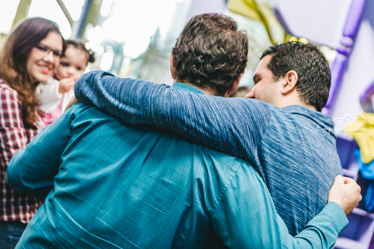 pai abraçando e conversando com os convidados