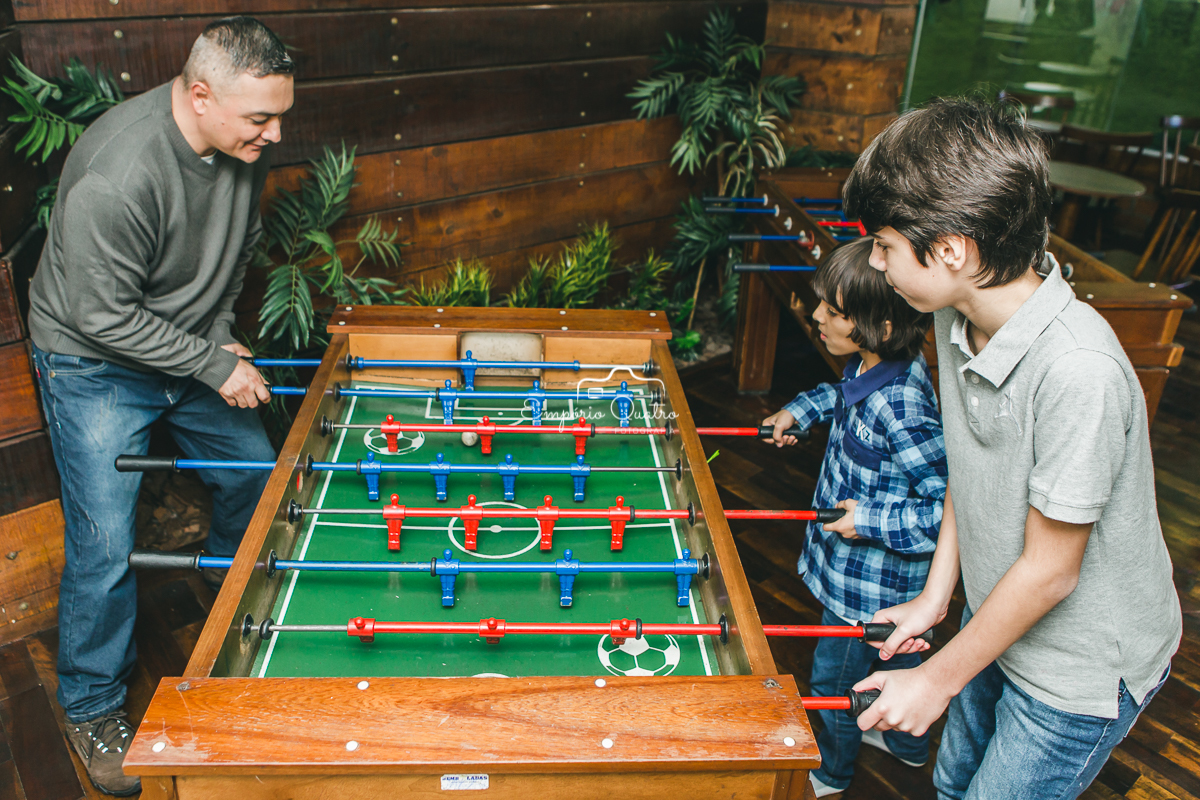 Convidados brincando de pebolim