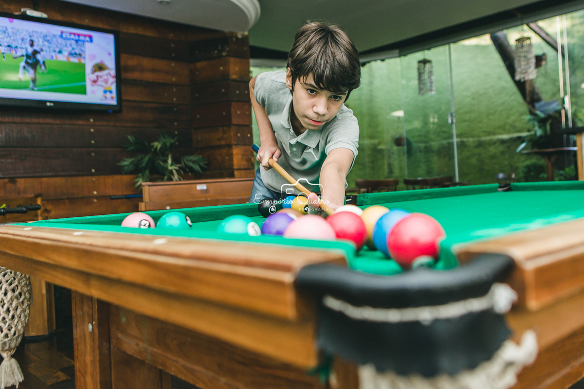 Irmão do aniversariante jogando sinuca