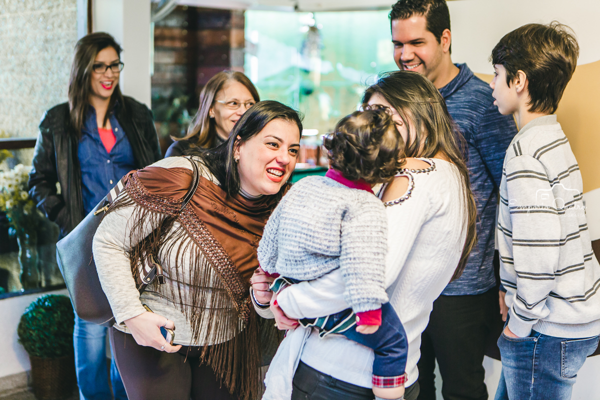 aniversariante brincando com os convidados