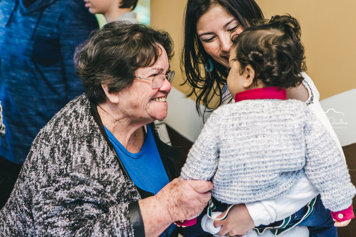 aniversariante brincando com parente