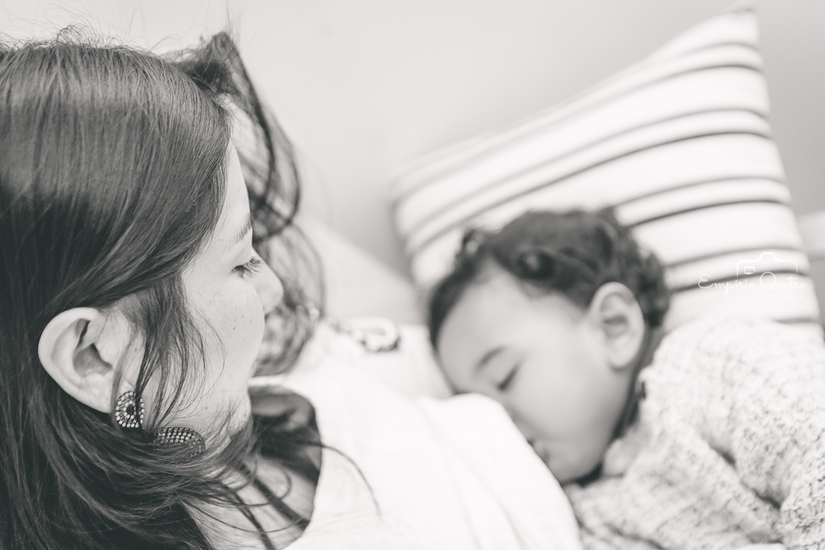 aniversariante sendo amamentado em preto e branco