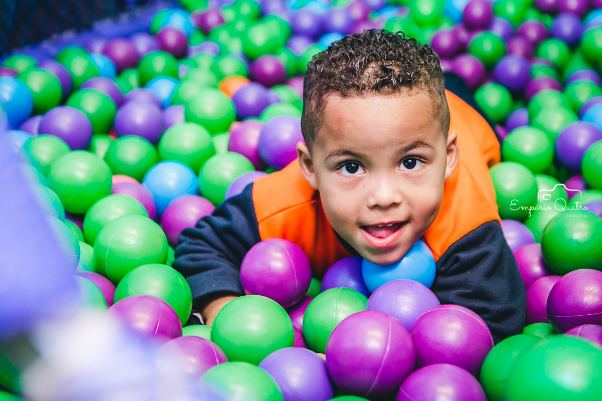 Convidado brincando na piscina de bolinhas