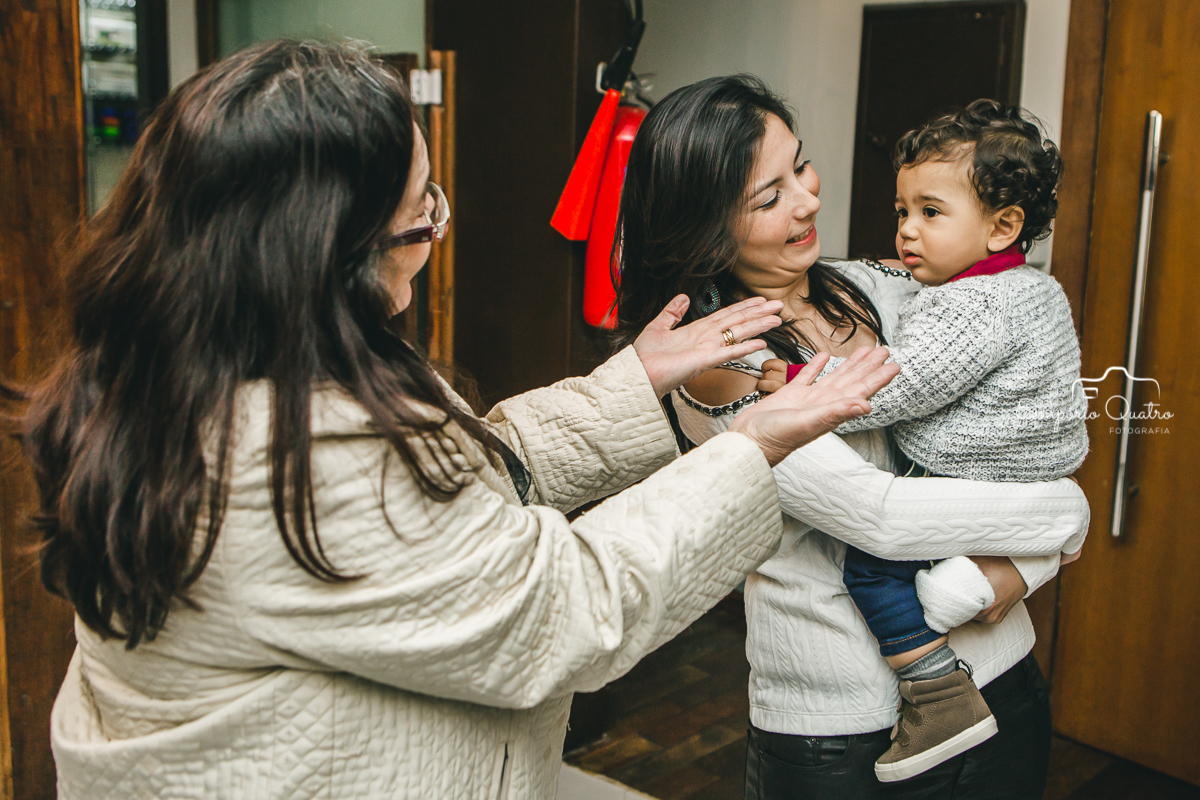 Aniversariante brincando com convidada