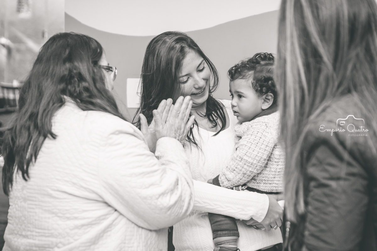 Aniversariante brincando com convidada em preto e branco