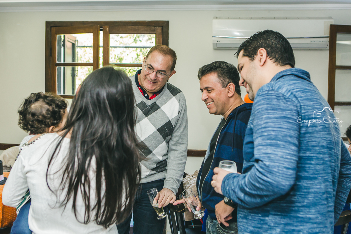 Convidados brincando com o aniversariante