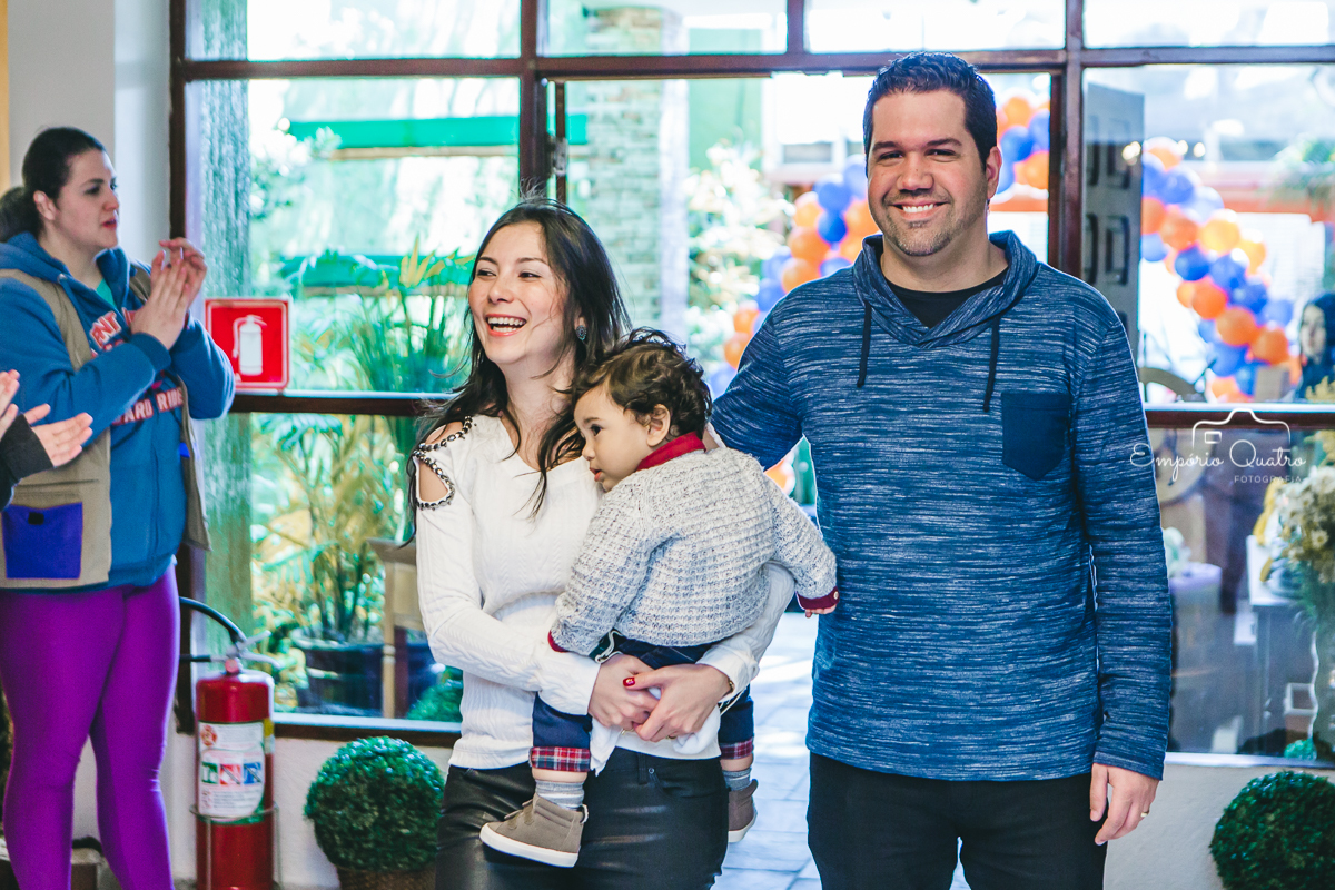 aniversariante chegando junto de mãe e pai