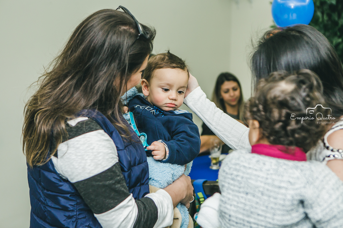 Aniversariante e sua mãe conversando com convidados