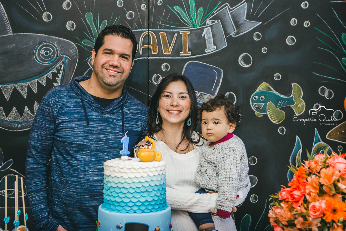 Aniversariante e pais na mesa do bolo Mundo Bita