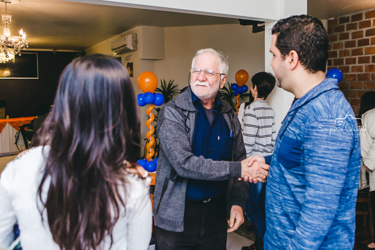 mãe e pai cumprimentando convidado
