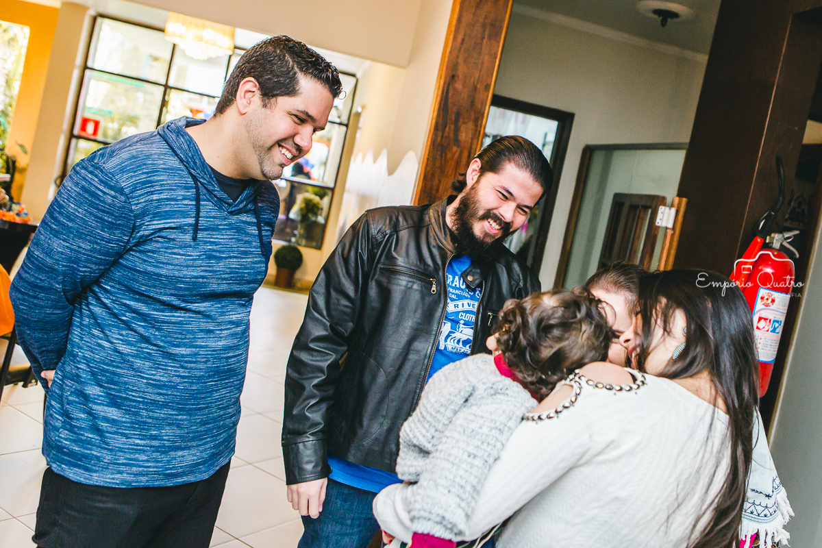 aniversariante conversando com os convidados