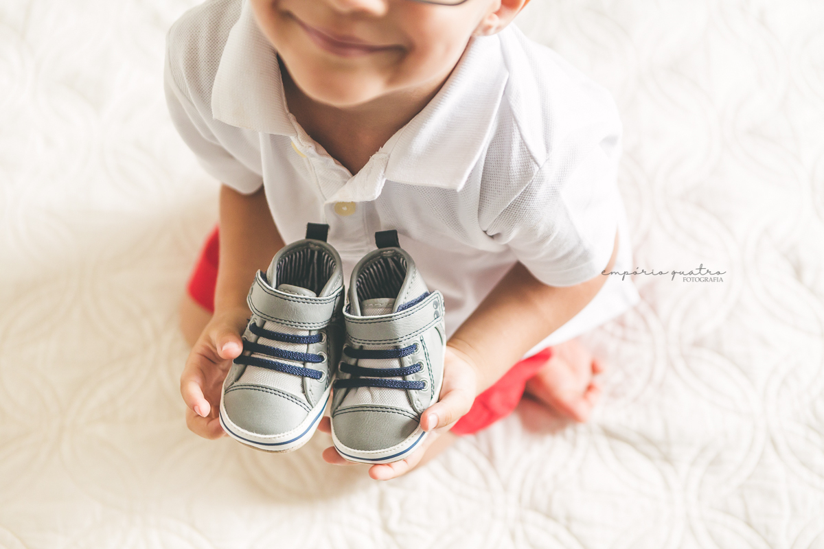 irmão-segurando-sapatinho-de-bebe