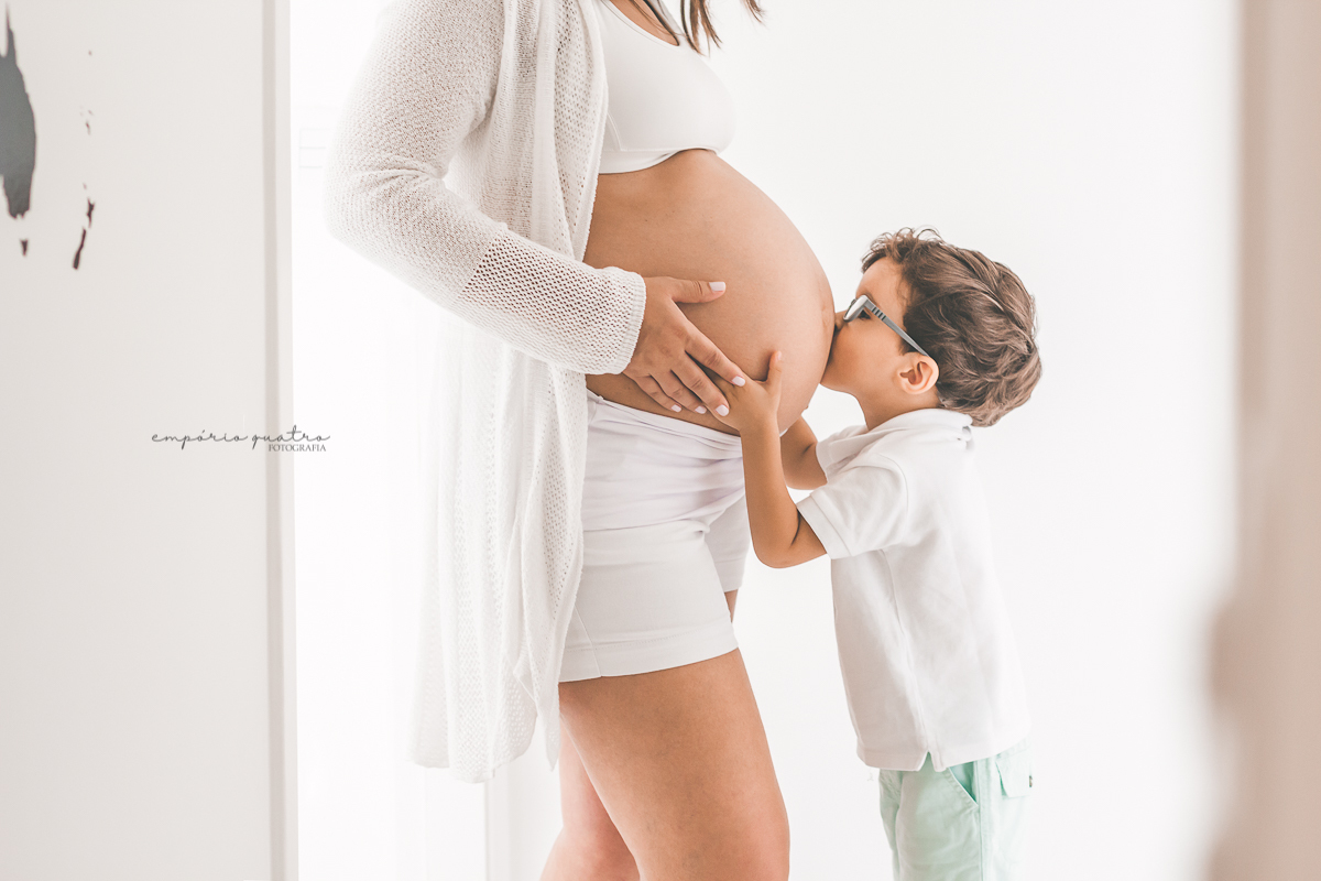 ensaio-de-irmão-beijando-a-barriga-da-mãe