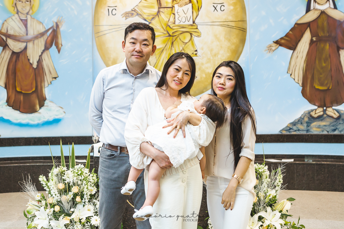 família_no_batizado_na_paroquia_santa_terezinha_sbc_com_o_bebe_dormindo_no_colo_da_mae