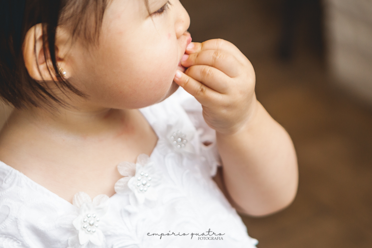 vestido_branco_infantil_para_batizado_adagio_hotel_sbc_bebe_japonesa_comendo