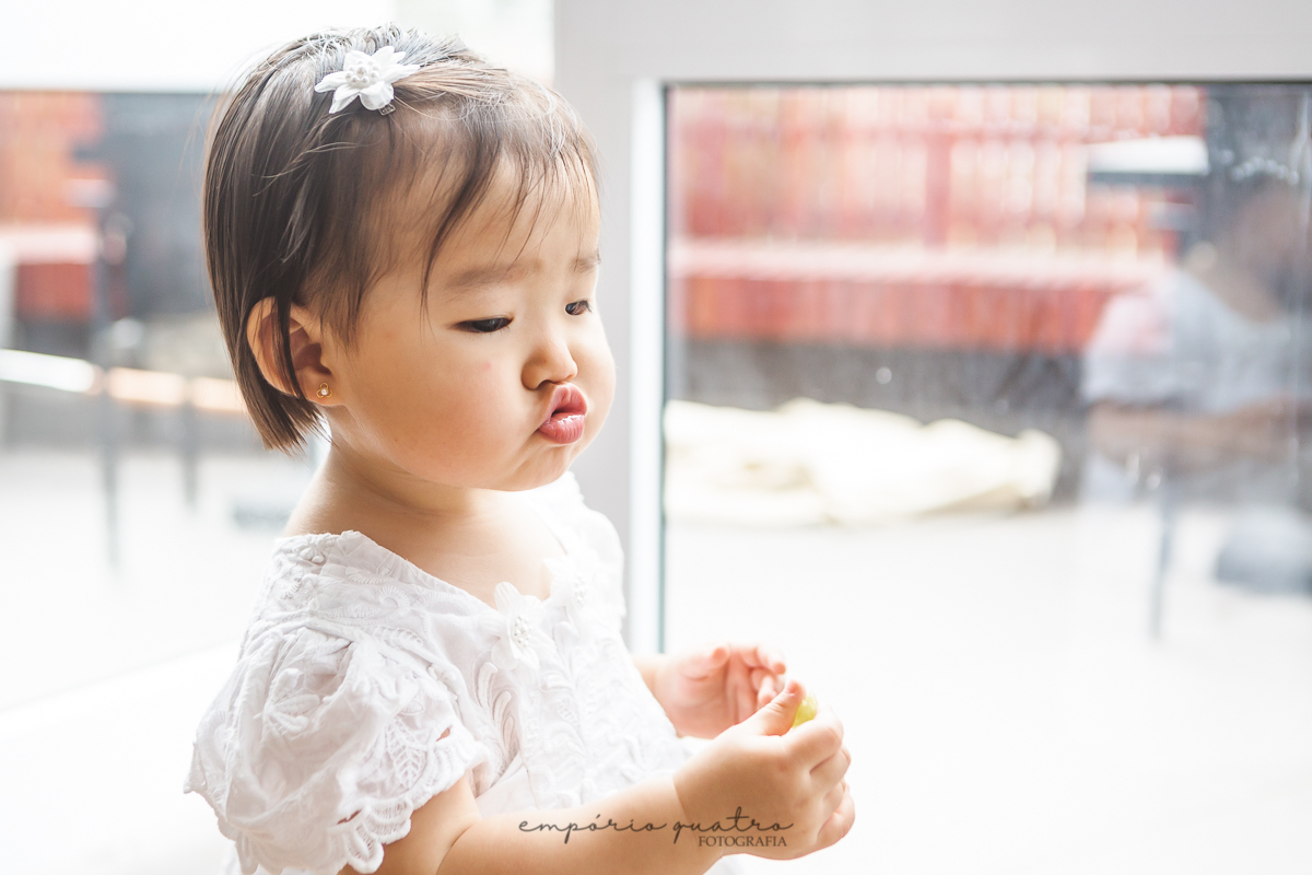 vestido_branco_infantil_para_batizado_adagio_hotel_sbc_bebe_japonesa_sorrindo_com_a_mãe