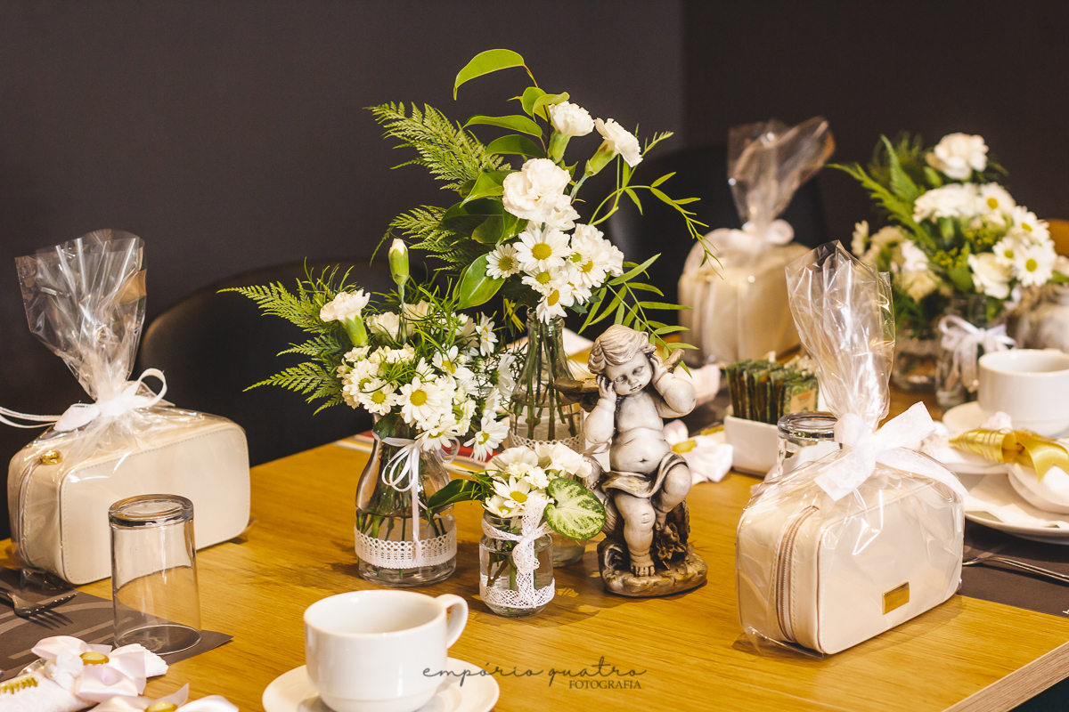 decoração_de_mesa_para_batizado_flores_naturais_clean_necessaire_lembrança_dos_padrinhos