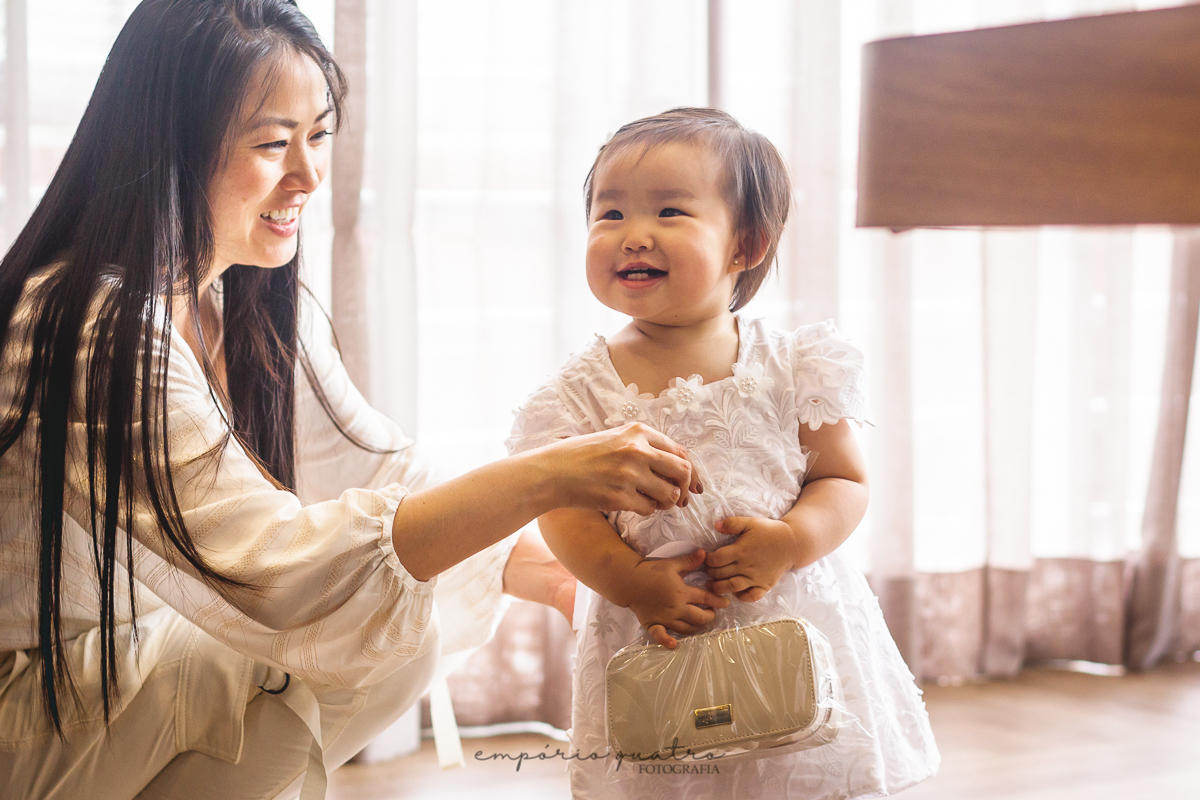 vestido_branco_infantil_para_batizado_adagio_hotel_sbc_bebe_japonesa_sorrindo_com_a_mãe