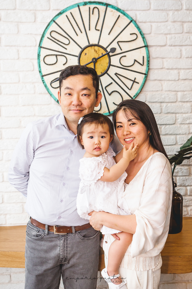 recepção_de_batizado_adagio_hotel_fotografia_de_familia_bebe_no_colo_dos_pais