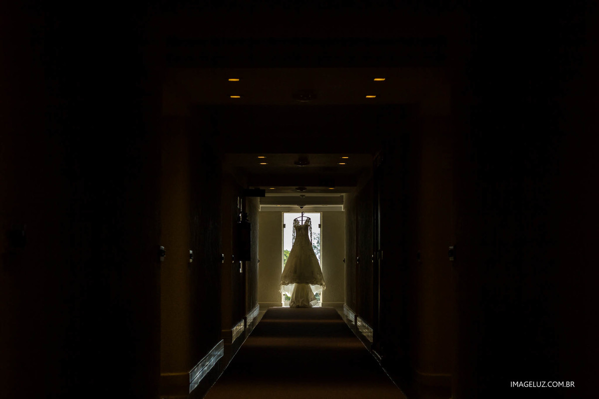 Um lindo vestido de noiva em uma silhueta incrível ao fim do corredor. #imageluzfotografia #fotografiadecasamentoemcuiaba